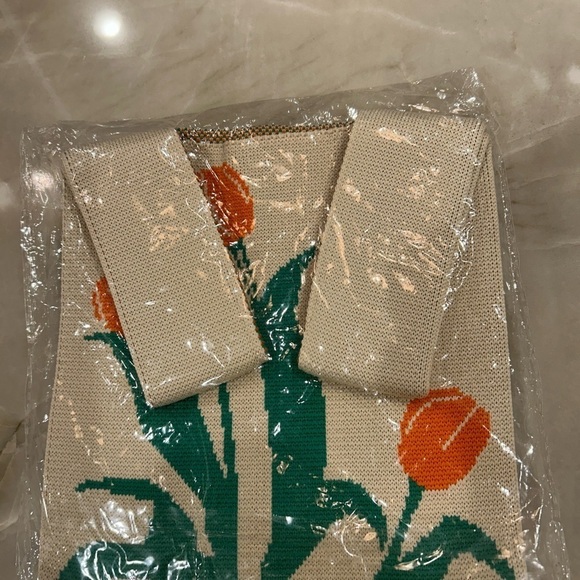 Knitted Flower Woven Handbag - Picture 2 of 2